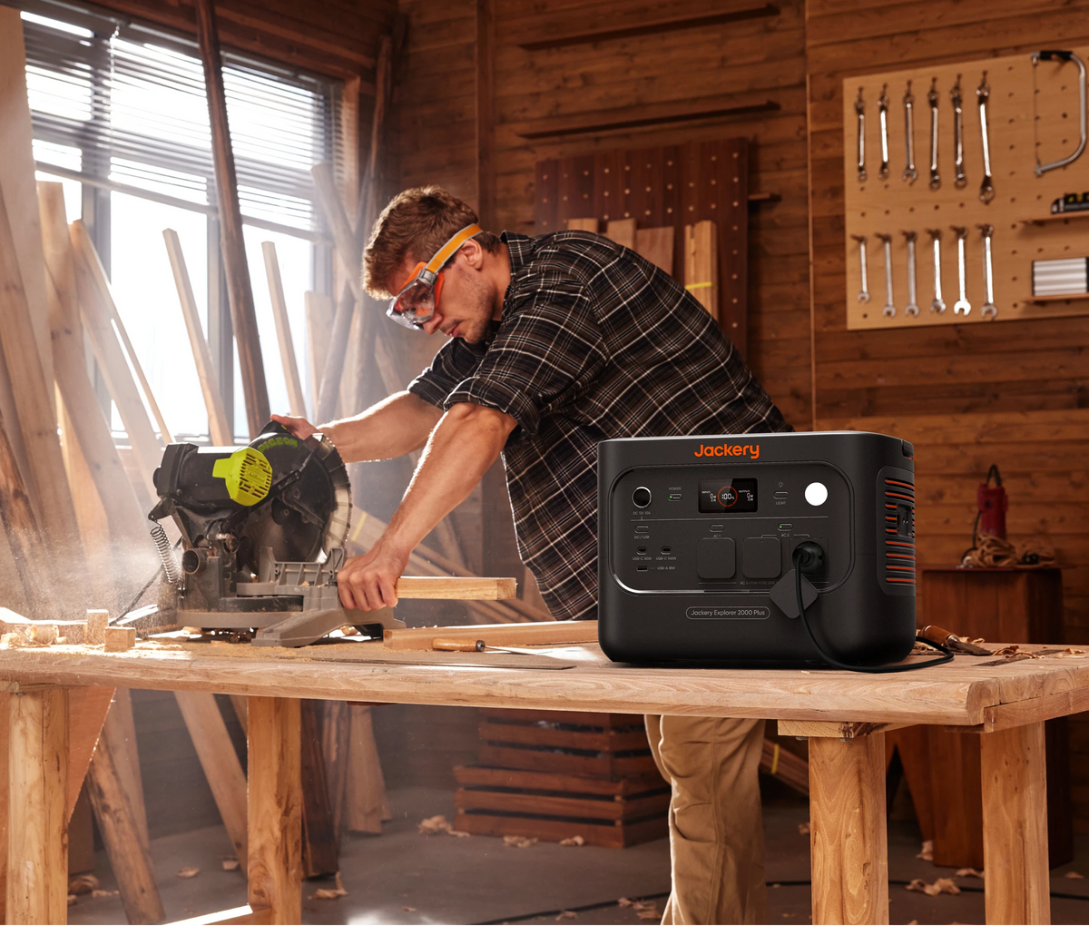 Jackery Explorer 2000 Plus v2 — Гараж и мастерская