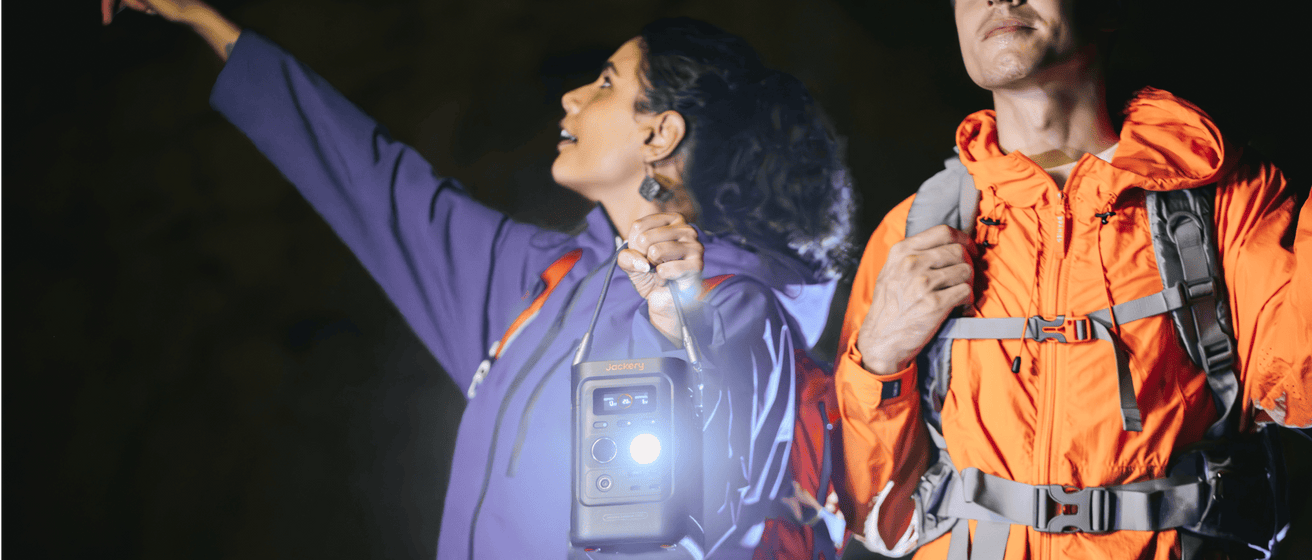 Jackery Explorer 300D — Вбудований LED-ліхтар